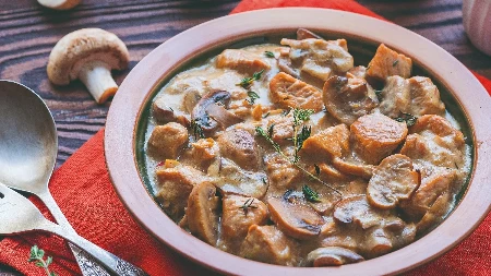 SOČNI GULAŠ SA ŠAMPINJONIMA I PILETINOM Baš ovakav prave u kafani
