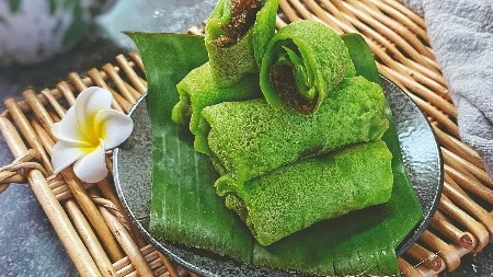 DADAR GULUNG ZA ONE IZBIRLJIVE Indonežanske zelene palačinke sa kokosom