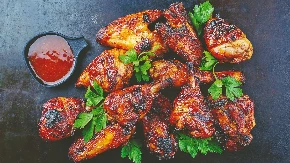 ROŠTILJSKA PILETINA ZA PRVI MAJ Gosti će uživati, a meso se lepi za prste