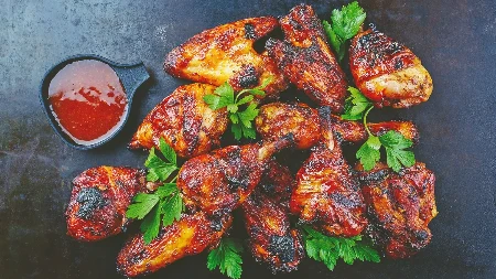 ROŠTILJSKA PILETINA ZA PRVI MAJ Gosti će uživati, a meso se lepi za prste