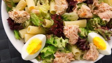 TUNA SALATA SA MAKARONAMA I JAJIMA Svečana i zasitna, može da zameni obrok