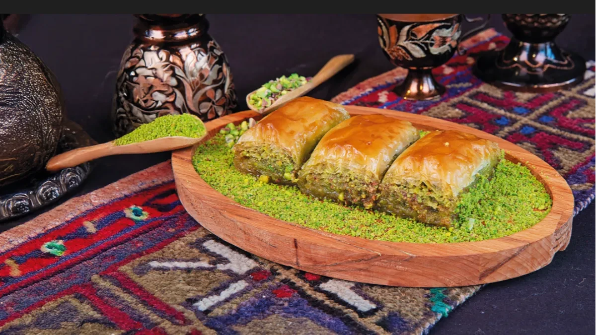 BAKLAVA SA PISTAĆIMA SE POJEDE OČAS POSLA Hrskave kore i sočni nadev