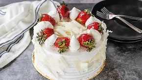 Sladoled torta sa jagodama za Prvi maj Posle roštilja savršeno pada na stomak