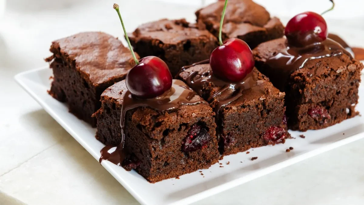 Posni kolač sa višnjama i kakaom za Đurđevdan Savršen spoj slatkog i kiselog ukusa