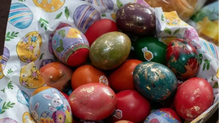 FARBANJE JAJA ČAJEM JE POTPUNO PRIRODNO A boja i šare budu prelepi