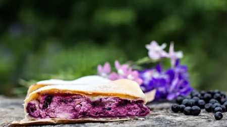 ŠTRUDLA SA BOROVNICAMA BOLJA OD KLASIČNE Polovina se pojede u plehu