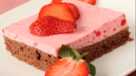 BRZI KOLAČ SA JAGODAMA I ČOKOLADOM Nema paljenja rerne, a nikad kremastiji