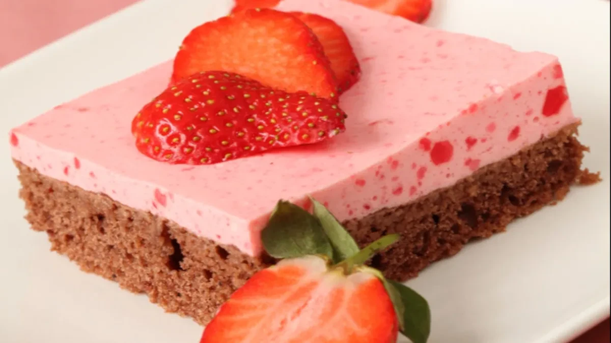 BRZI KOLAČ SA JAGODAMA I ČOKOLADOM Nema paljenja rerne, a nikad kremastiji