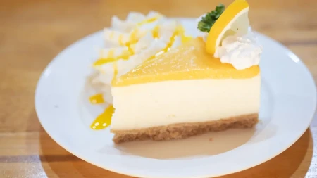 ČIZKEJK SA LIMUNOM U ISTO VREME SLADI I OSVEŽAVA Nota kiselosti daje šmek