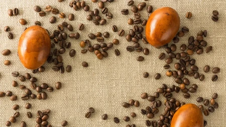 FARBANJE JAJA KAFOM JE POTPUNO PRIRODNO A boja zaseni sve na trpezi