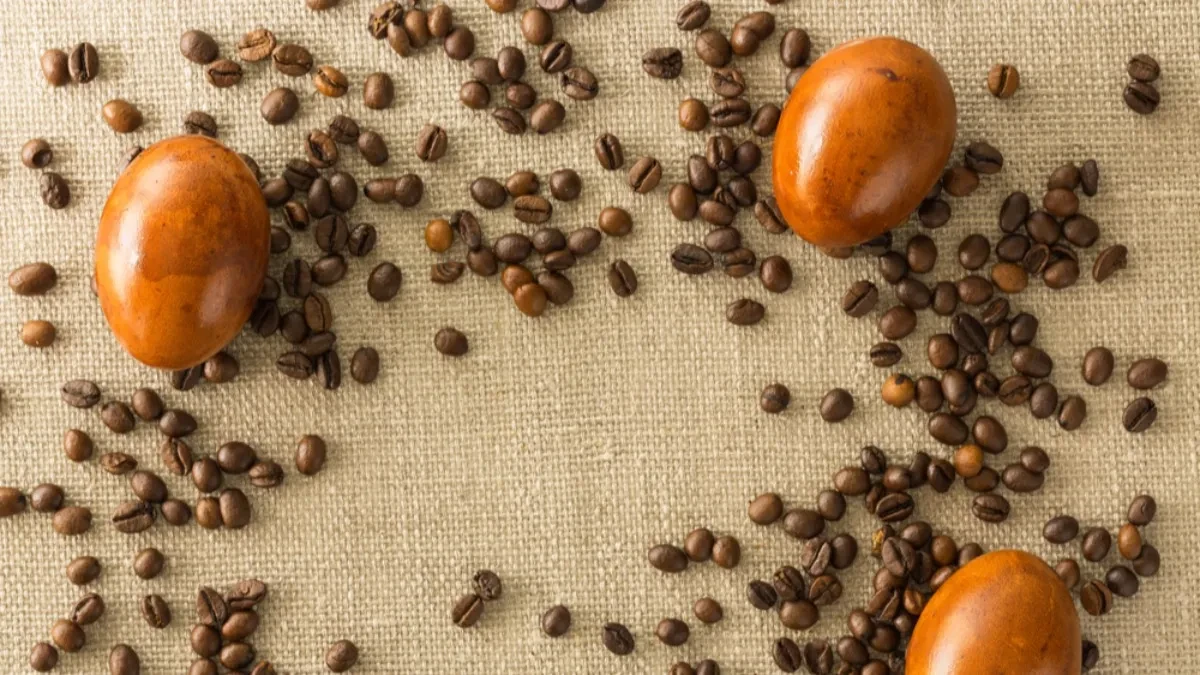 FARBANJE JAJA KAFOM JE POTPUNO PRIRODNO A boja zaseni sve na trpezi