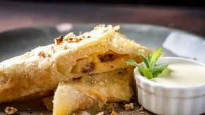 VANILA KREM ŠTRUDLA ZA PROLEĆE Poslastica koja se jede iz pleha