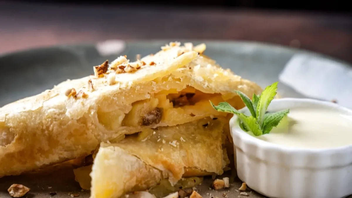 VANILA KREM ŠTRUDLA ZA PROLEĆE Poslastica koja se jede iz pleha