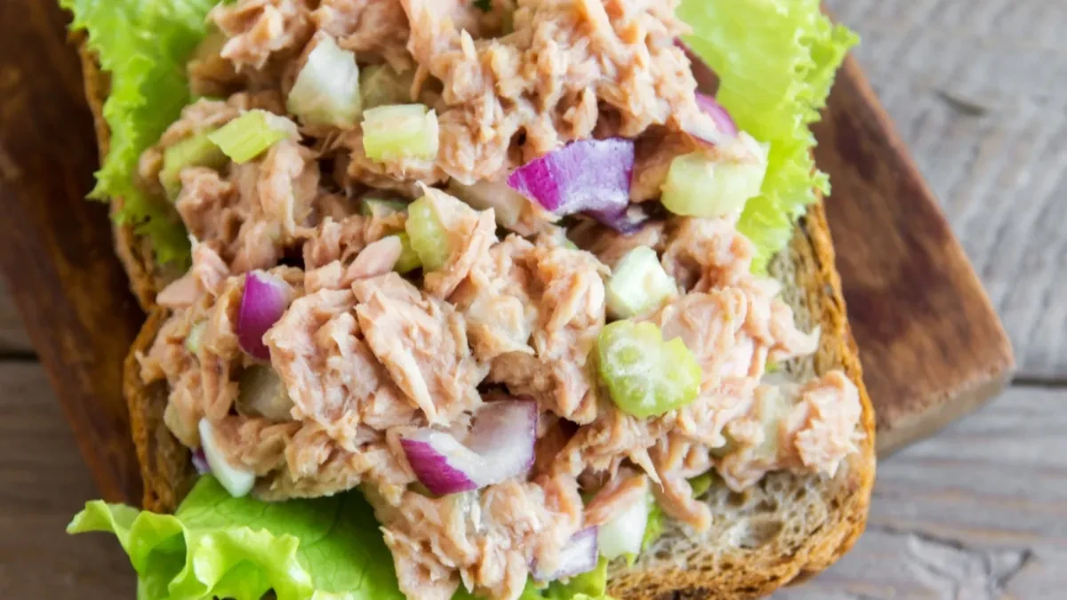 TUNA SALATA SA MAJONEZOM MENJA OBROK Zasitna, ukusna, brza i posna