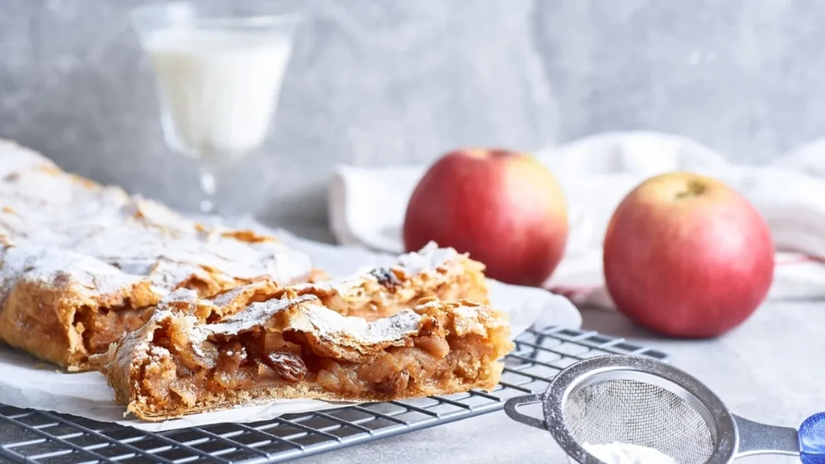 GIBANICA SA JABUKAMA MIRIŠE NA PROLEĆE Sočna iznutra, sa hrskavim korama 