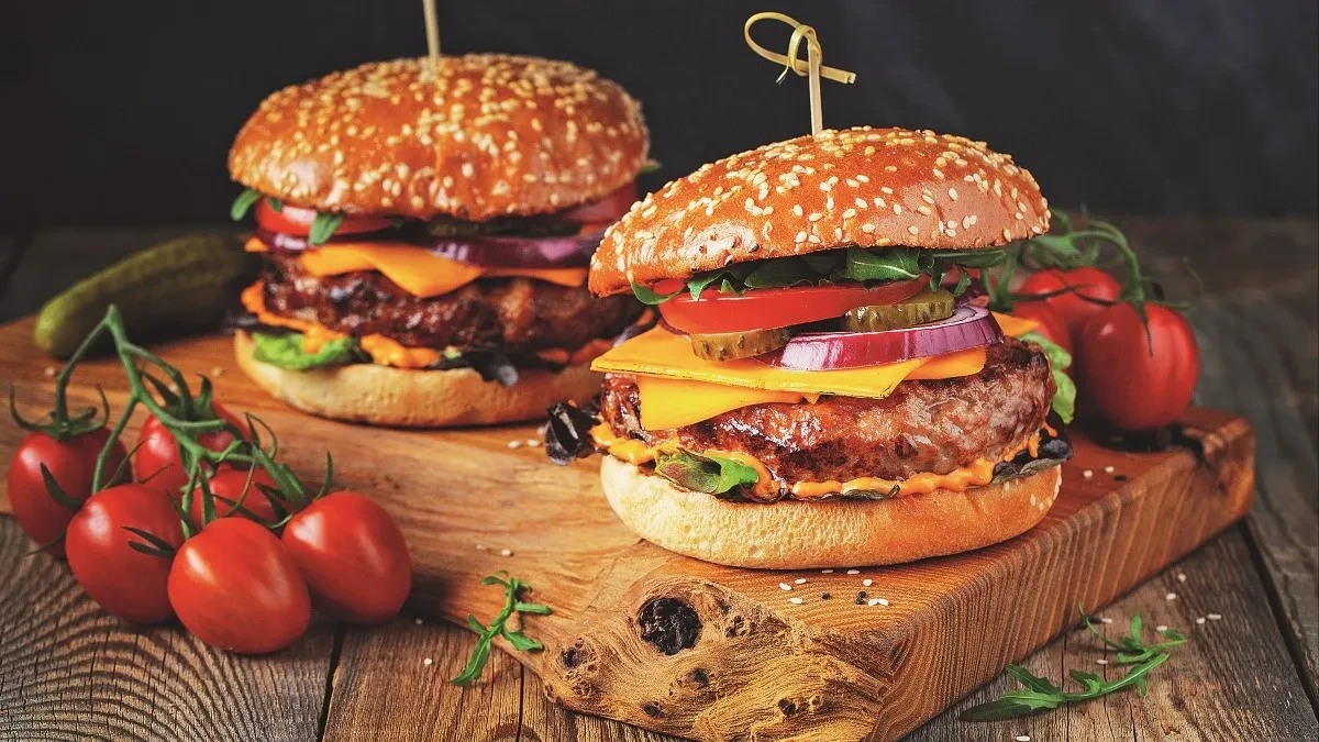 Sočni burgeri za lepo druženje sa prijateljima Baš ovako ih prave u restoranu