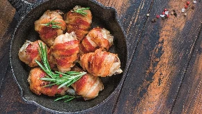 Rolovana piletina u slanini za najveće gurmane: Gastronomski užitak u svakom zalogaju