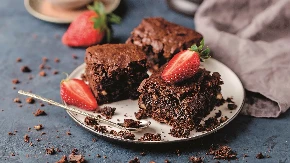 Čokoladne kocke u savršenom spoju sa jagodama: Poćiće vam voda na usta