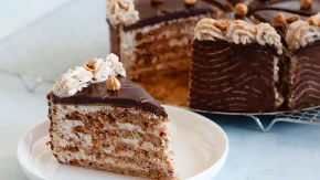 Kraljevska lešnik torta sa tri baršunasta fila: Hipnotiše i izgledom i ukusom
