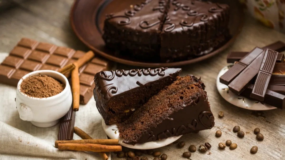 Puterasta Saher torta u savršenoj harmoniji sa nežnom kajsijom: Tiha raskoš na tanjiru