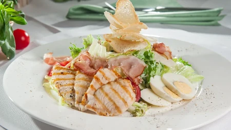 Cezar salata kao iz najboljeg restorana: Hrskava, dimljena i osvežavajuća