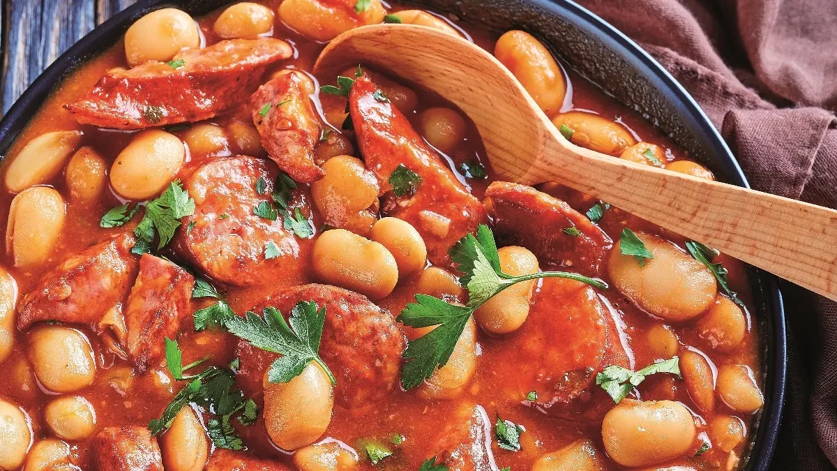 Prebranac sa slaninom i kobasicama za ručak kao iz kafane: Toliko sočno, i sit bi jeo