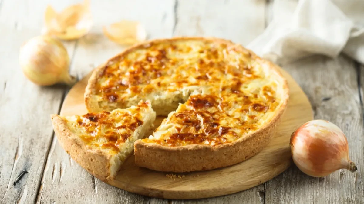 Slana torta od mladog luka za najlepši doručak: Hrskave korice, a sočna i sutradan