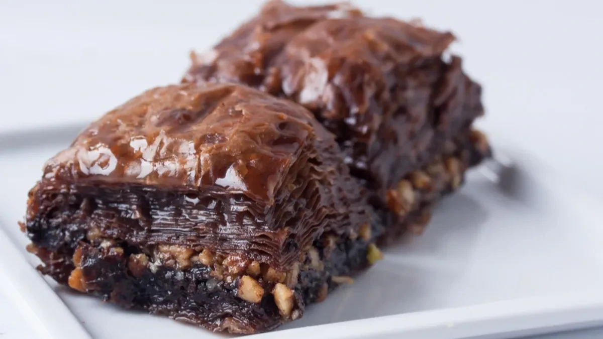 Recept za najsočniju čokoladnu baklavu: Zbog ovoga je poslastičari posipaju solju