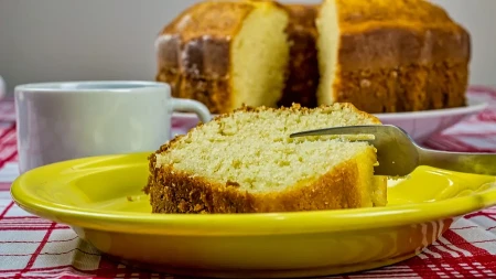Kolač sa kiselim mlekom za zaposlene mame: Klinci ga obožavaju, a razgrabi se u trenu