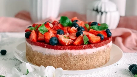 Posna keks torta sa jagodama za iznenadne goste: Ni truda, ni vremena, a najbolja