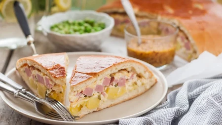 Domaća pita sa šunkom i kačkavaljem: Toliko izdašna da bi vojsku nahranila