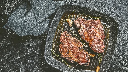 Svinjski vrat u pivu niko ne odbija Odgovara svakoj svečanosti, a ukusa da bi i sit jeo