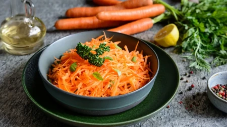 Jednostavna salata od šargarepe super ide uz meso A popravlja vid i čuva fit liniju