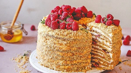 Medovik torta ponos Rusije Podseća na rozen, a prepuna meda i pavlake