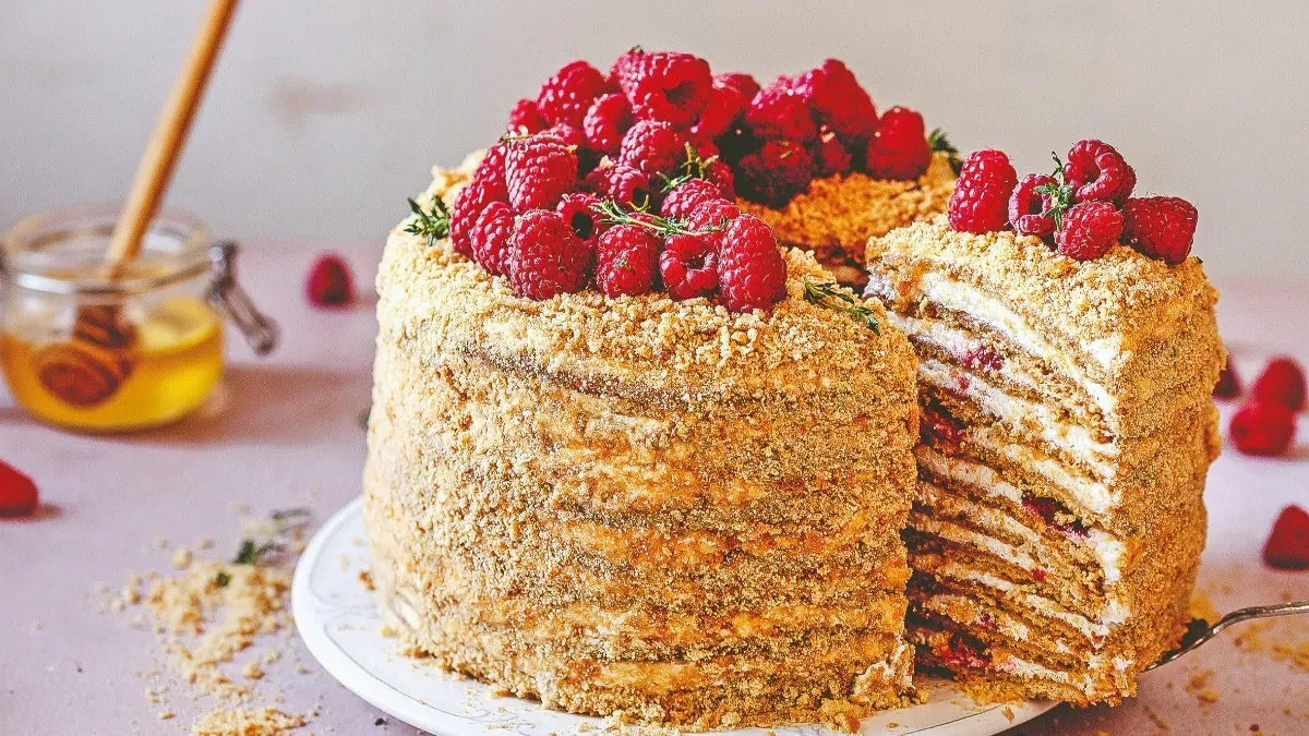 Medovik torta ponos Rusije Podseća na rozen, a prepuna meda i pavlake