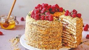 Medovik torta ponos Rusije Podseća na rozen, a prepuna meda i pavlake