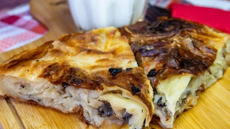 Burek sa šampinjonima i lukom za Petrovski post: Odlično menja meso i daje energiju