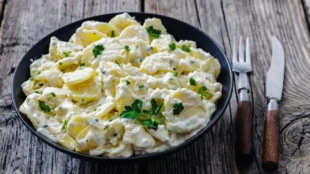Donosimo vam najbolji recept za krompir salatu: Biće nikad kremastija