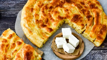 Domaći burek sa sirom isti kao onaj iz pekare: Toliko izdašan da bi vojsku nahranio