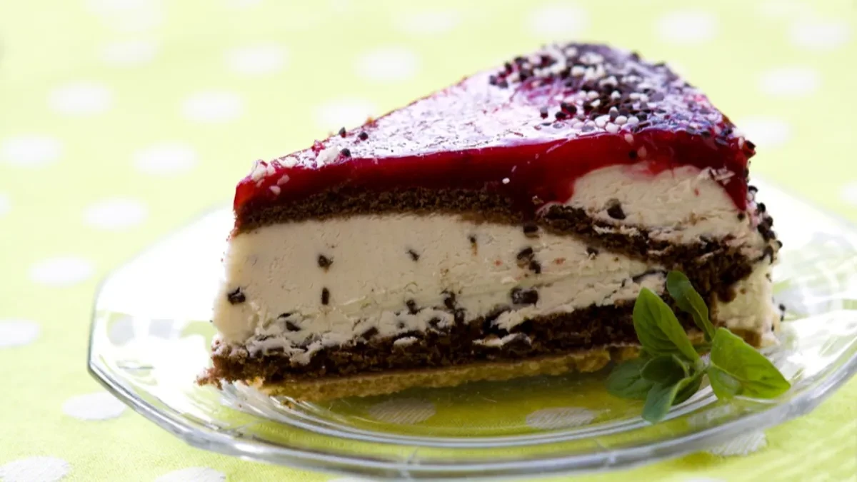 Glam torta sa višnjama dašak luksuza na tanjiru: Kao iz najbolje poslastičare