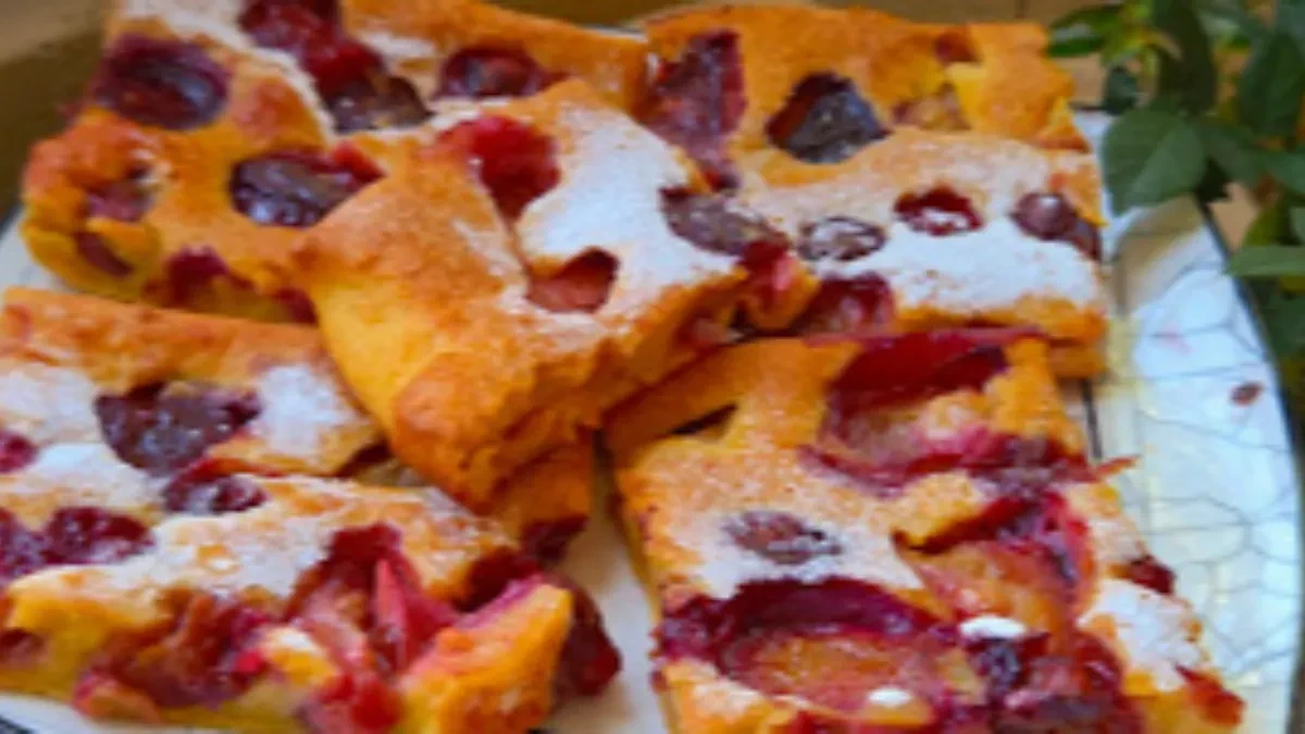 Bakin žuti kolač sa sezonskim voćem: Samo se sve pomeša i nabaca, a savršen