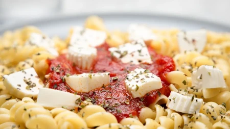 Posna pasta sa sirom, kačkavaljem i kečapom: Jednostavno, a savršeno jelo