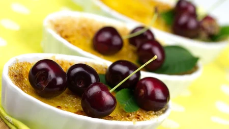 Letnji krem brule sa višnjama: Desert koji zavodi i izgledom i ukusom