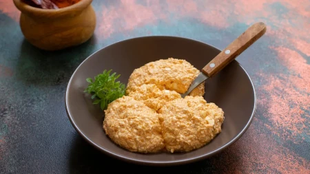 Domaća urnebes salata po receptu kafanskog kuvara: Osvaja baš svako jelo