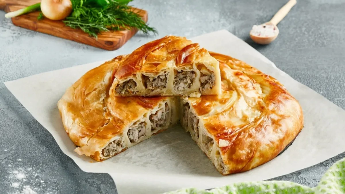 Burek sa mlevenim mesom najlepši gurmanski doručak: Jede se iz tepsije!