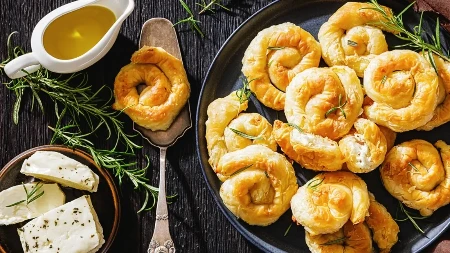 Hrskava pita sa grčkim jogurtom i sirom: Duh Mediterana u svakom zalogaju