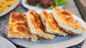Slagani burek sa sirom ukusom topi i srca i nepca: A lista se kao knjiga