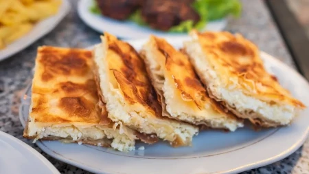Slagani burek sa sirom ukusom topi i srca i nepca: A lista se kao knjiga