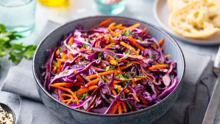 Lagana salata od crvenog kupusa odlično ide uz roštilj: Brza i puna vitamina