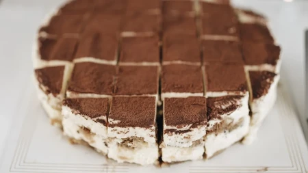 Tiramisu čizkejk bez pečenja: Omiljeni kolač za kafom idealan za letnje dane